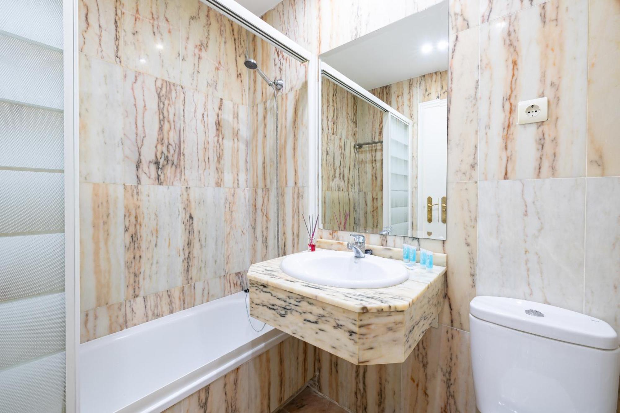 Holidays2Nueva Torrequebrada 2 Bedrooms And 2 Bathrooms, Terrace, Community Pool And Garage Беналмадена Екстериор снимка
